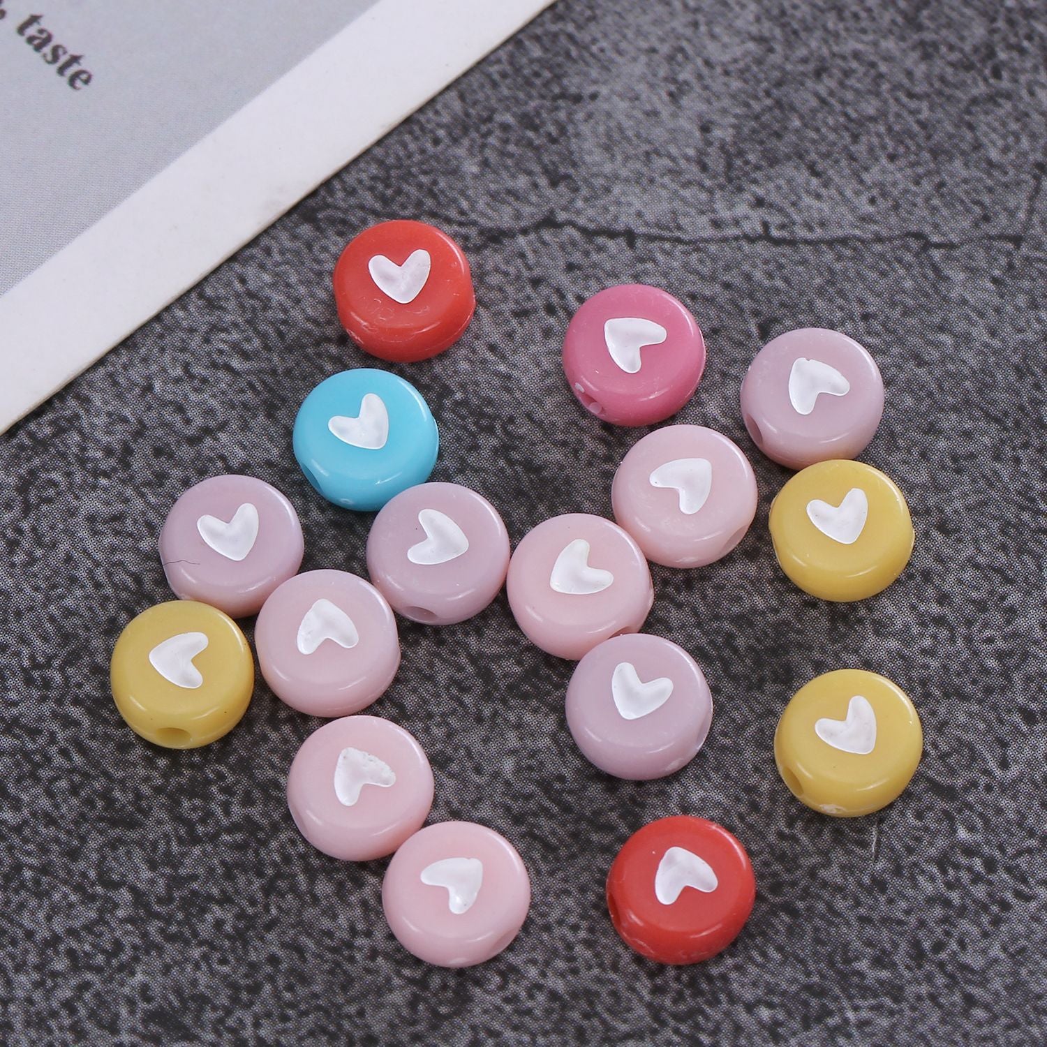 Alfabeto de corazón de chocolate acrílico de 100 piezas al por mayor 4*7 mm coloridos cuentas redondas planas